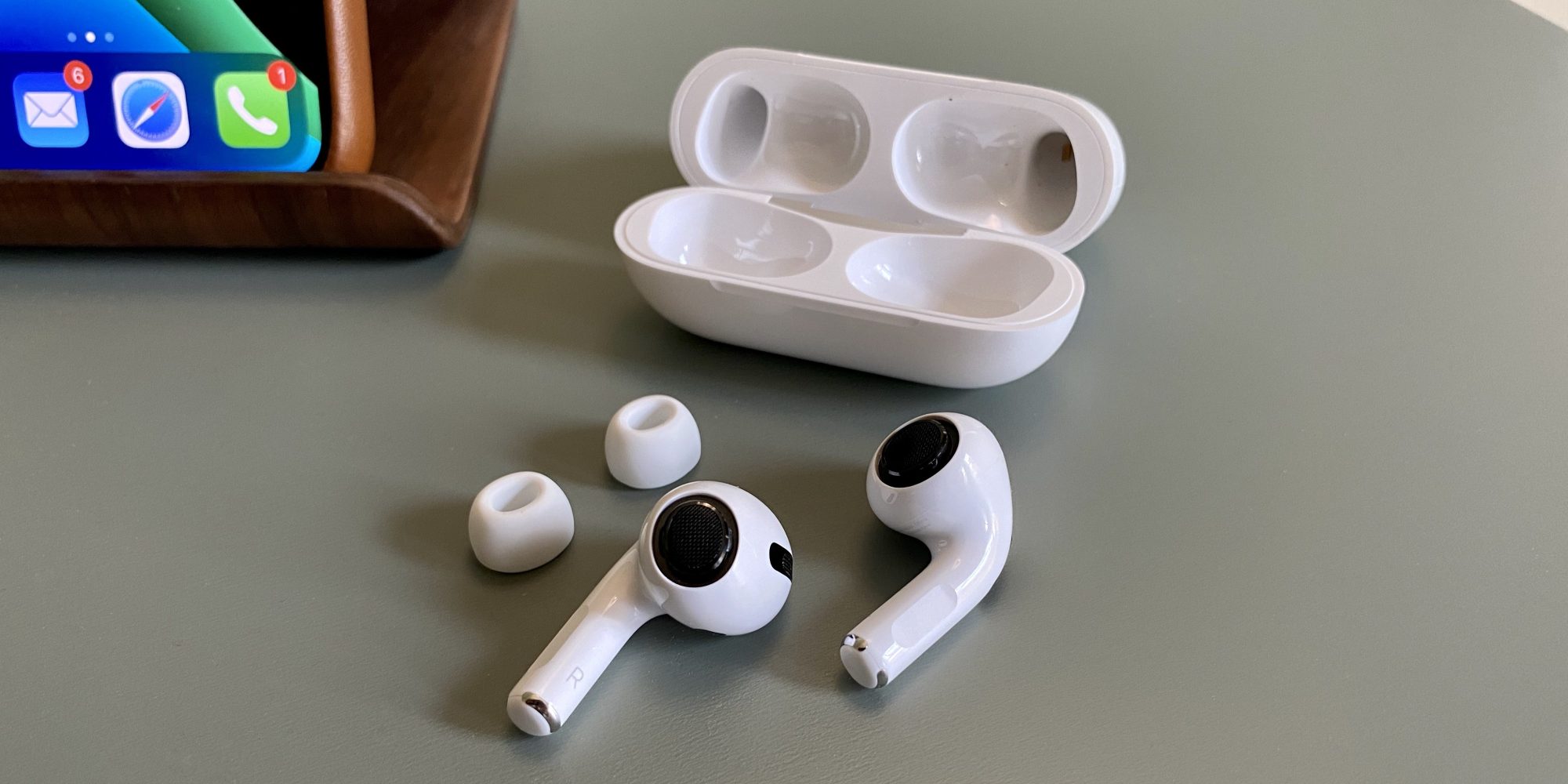 Cách vệ sinh AirPods Pro và hộp sạc bẩn tại nhà