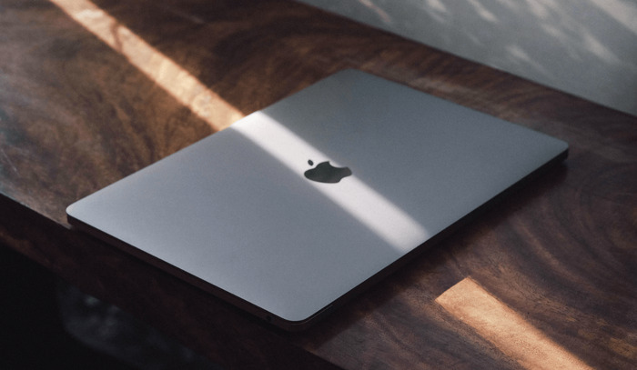 MacBook Air M2 màu xám Space Gray kèm hình ảnh