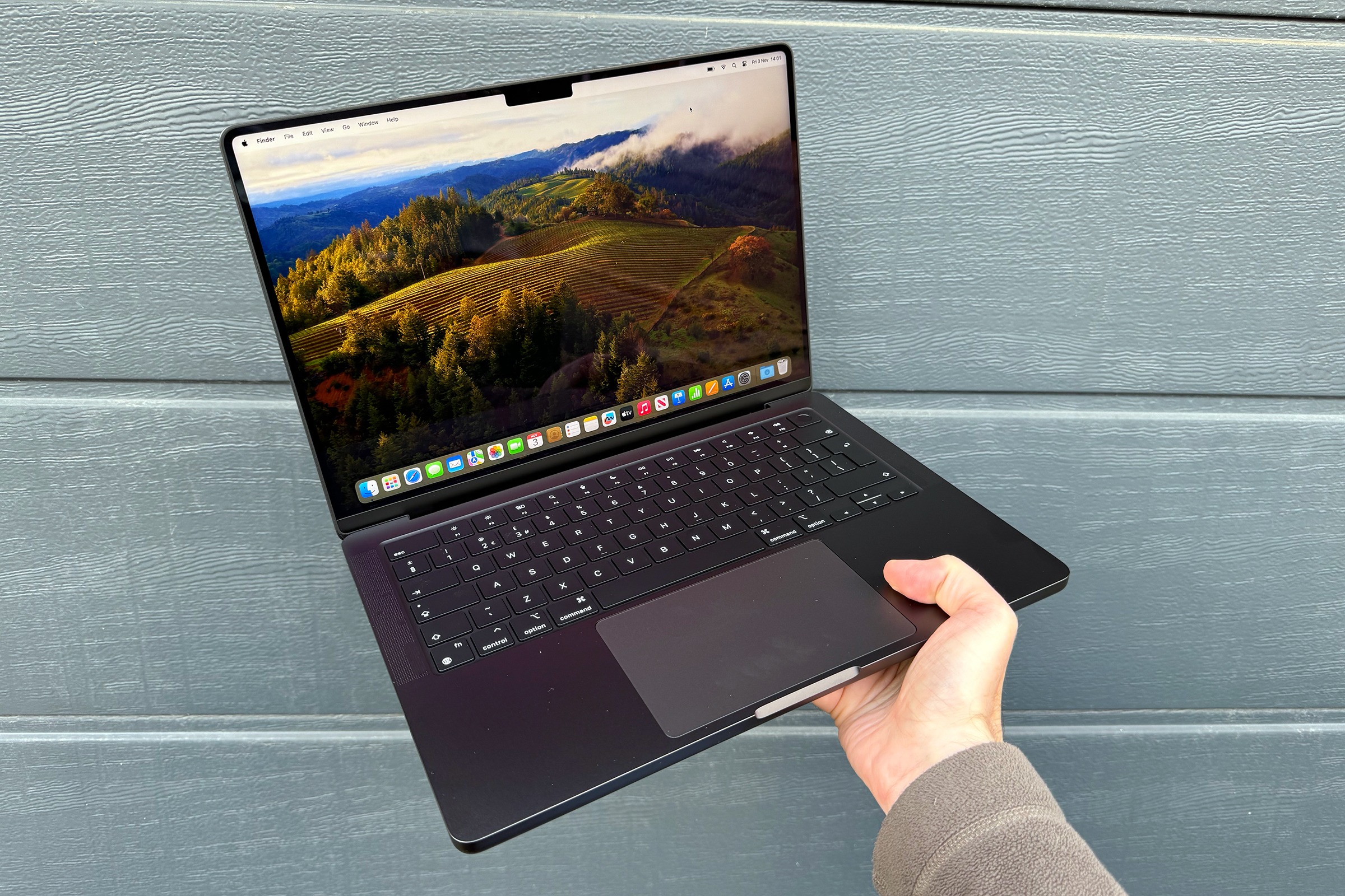 MacBook Pro M3 nặng bao nhiêu? Từ 1.55 - 2.16kg tuỳ theo kích thước 