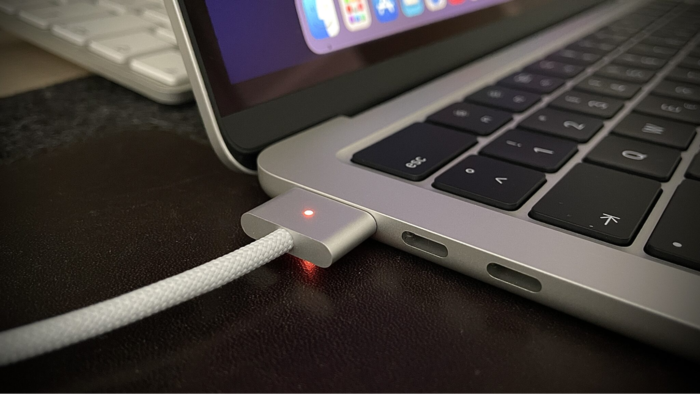 Đèn trên cổng sạc MagSafe chuyển đỏ khi hoạt động bình thường