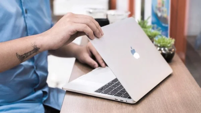 Việc đóng/gập máy trên MacBook khá tối ưu so với các dòng laptop khác