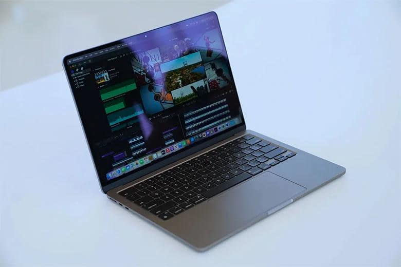 Công nghệ Dolby Atmos trên MacBook tái tạo âm thanh chân thực như đang trải nghiệm ngoài cuộc sống