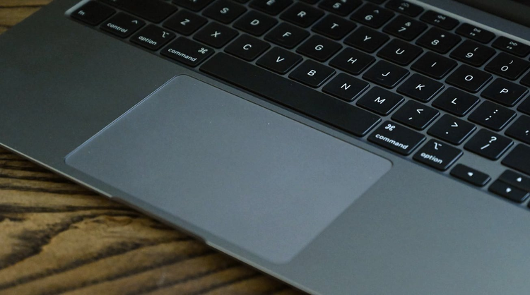 Trackpad MacBook được thiết kế ở bên dưới bàn phím của máy