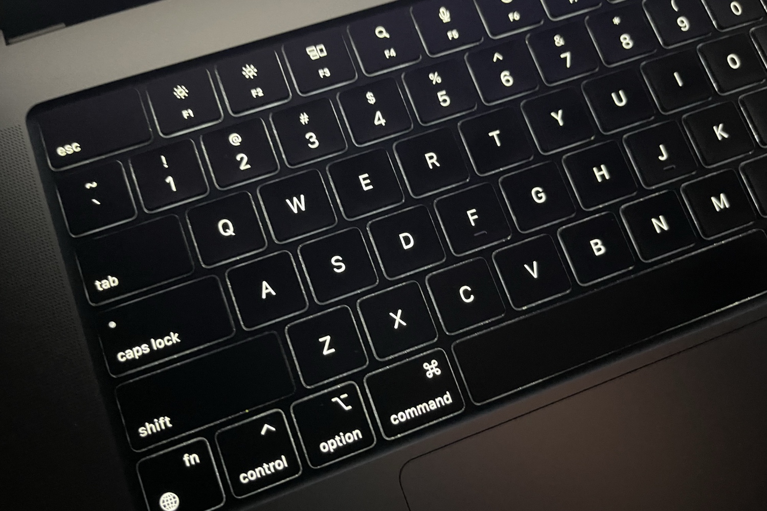 Magic Keyboard thế hệ mới kết hợp đèn nền cho phép làm việc trong điều kiện ánh sáng yếu