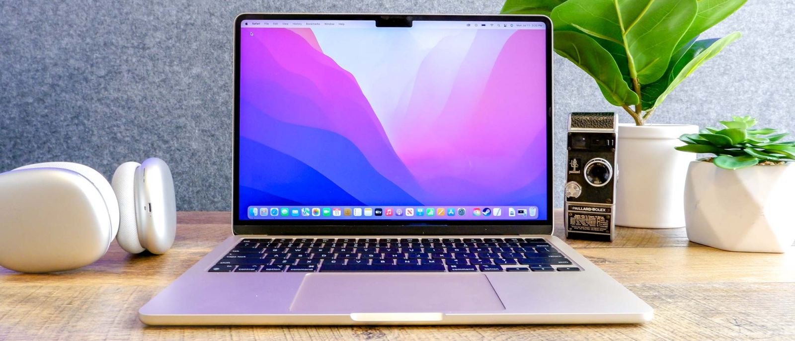 MacBook Air M2 13 inch thiết kế sang trọng, dễ dàng di chuyển 