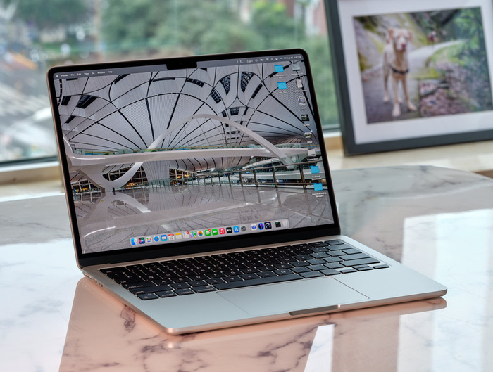 MacBook Air M2 Silver trên bàn làm việc