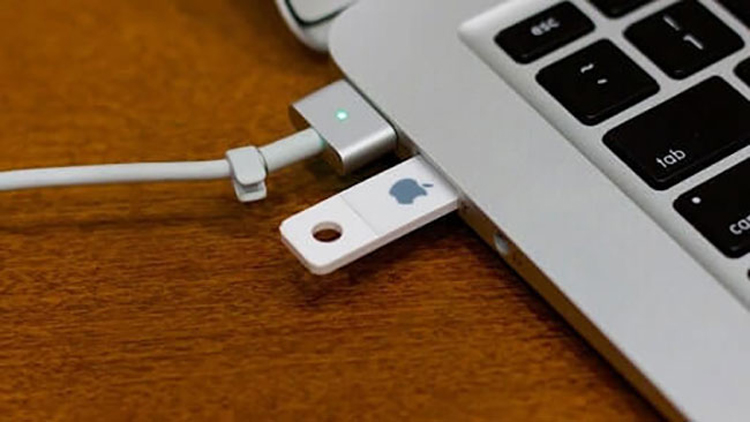 Cắm USB vào khe cắm trên MacBook