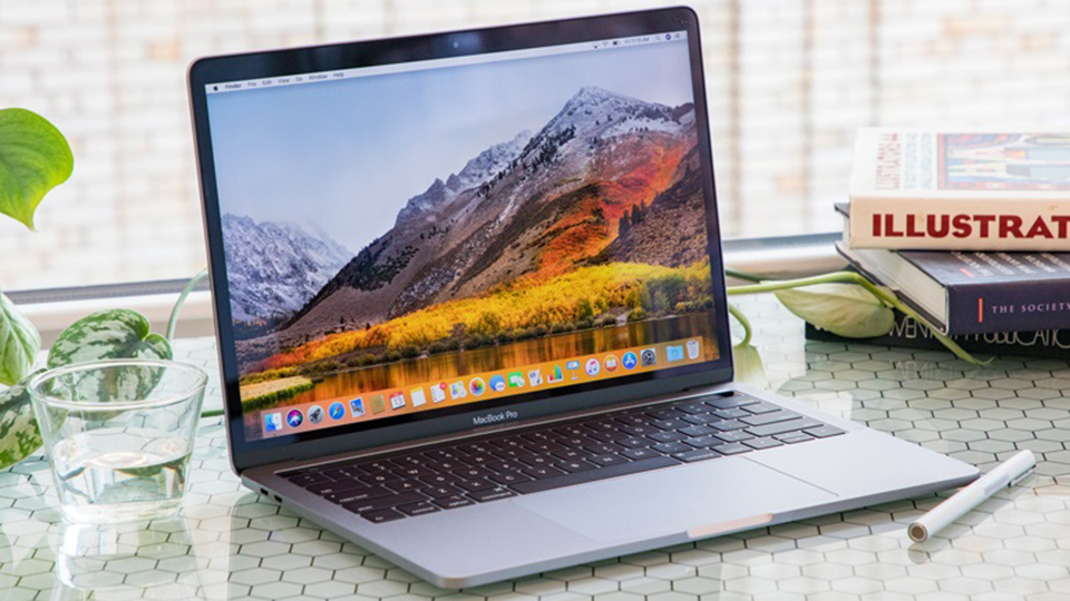 MacBook Pro 13 inch là cỗ máy có khối lượng nhẹ, đáp ứng tốt khả năng di động của người dùng