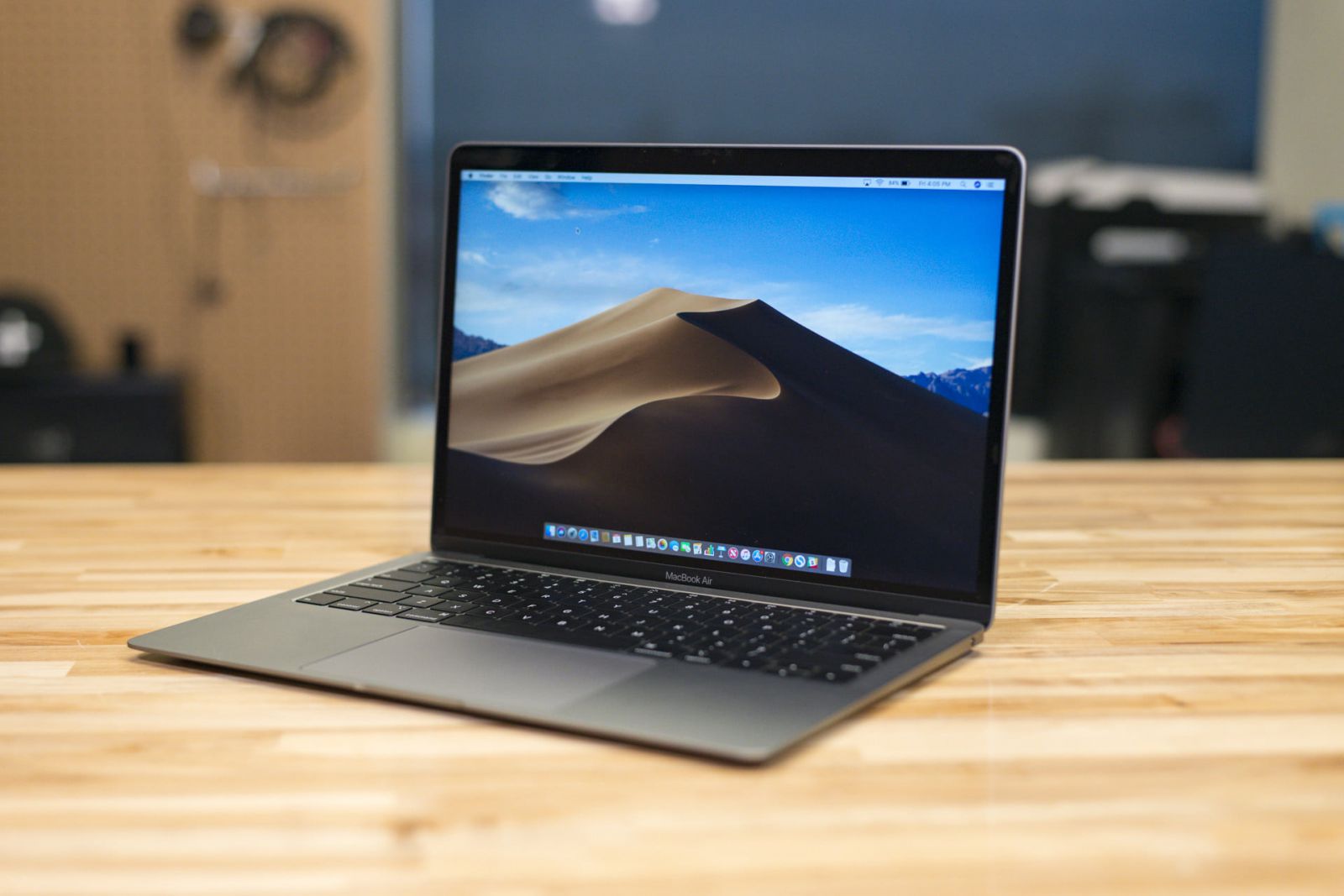 MacBook Air 2019 là bản nâng cấp rất nhẹ nhàng so với model MacBook Air 2018 với sự bổ sung thêm màn hỉnh True Tone