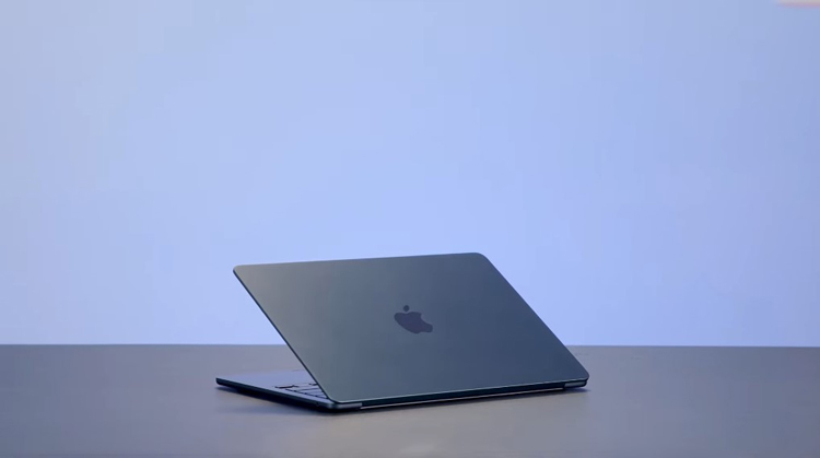 Thiết kế vuông vức, mỏng nhẹ của MacBook Air M2