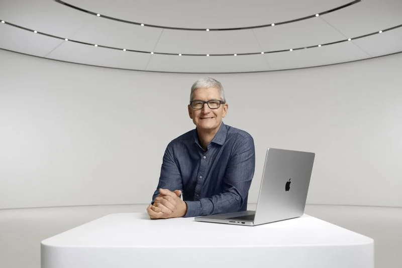 tim-cook-macbook-pro